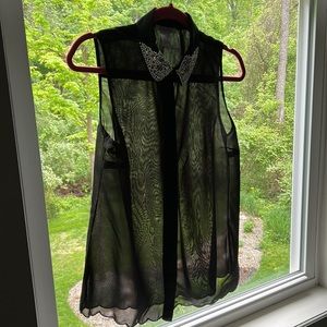 Beautiful sheer top w/pearl collar.. never wore!! Cute to dress up or down!